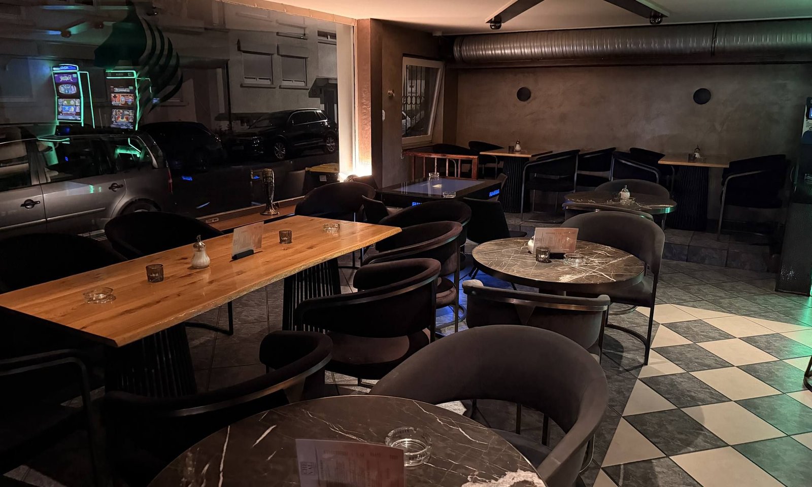 Gedeckte Tische mit Kerzen im Gastraum des Café Cheval